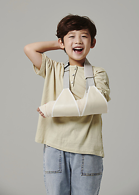 포토 JPG 스튜디오촬영 응시 남자 어린이라이프 어린이 회색배경 한명 웃음 소년 상반신 앞모습 활발 한국인 안전사고 깁스 소년한명만 머리긁기 국내포토 1 라이프스타일 시선 뷰포인트 백그라운드 컨셉 실내 표정 안전 사람 동양인 회색 의료용품 사건 남자한명만 소년만 파일형식 긁기