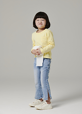 포토 JPG 스튜디오촬영 전신 여자 어린이라이프 어린이 회색배경 병원 한명 서기 들기 소녀 옆모습 한국인 찡그림 배탈 두루마리화장지 복통 소녀한명만 국내포토 1 라이프스타일 뷰포인트 백그라운드 의학 모션 실내 표정 사람 동양인 회색 화장지 질병 여자한명만 소녀만 파일형식