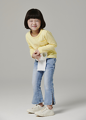 포토 JPG 스튜디오촬영 전신 여자 어린이라이프 어린이 회색배경 한명 서기 들기 소녀 상반신 앞모습 한국인 찡그림 배탈 두루마리화장지 복통 소녀한명만 국내포토 1 라이프스타일 뷰포인트 백그라운드 모션 실내 표정 사람 동양인 회색 화장지 질병 여자한명만 소녀만 파일형식