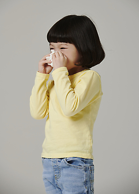 포토 JPG 스튜디오촬영 여자 어린이라이프 어린이 회색배경 한명 들기 소녀 상반신 옆모습 한국인 화장지 감기 소녀한명만 코풀기 국내포토 1 라이프스타일 뷰포인트 백그라운드 모션 실내 사람 동양인 회색 질병 여자한명만 소녀만 파일형식