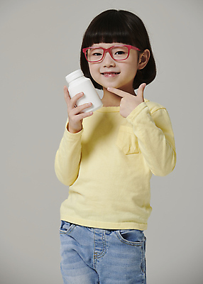 포토 JPG 스튜디오촬영 응시 여자 어린이라이프 안경 어린이 회색배경 한명 미소 들기 소녀 상반신 앞모습 약 한국인 가리킴 약병 소녀한명만 안경낌 국내포토 1 라이프스타일 시선 잡화 뷰포인트 백그라운드 의학 모션 실내 표정 사람 동양인 손짓 회색 병_담는 여자한명만 소녀만 파일형식