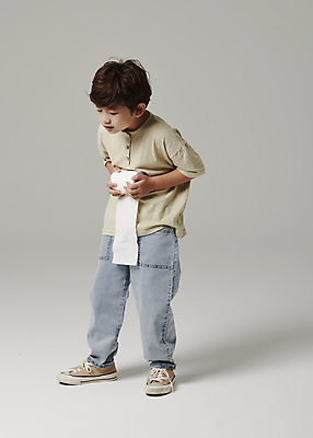 포토 JPG 스튜디오촬영 전신 남자 어린이라이프 어린이 회색배경 한명 서기 들기 소년 옆모습 한국인 찡그림 배탈 두루마리화장지 복통 소년한명만 국내포토 1 라이프스타일 뷰포인트 백그라운드 모션 실내 표정 사람 동양인 회색 화장지 질병 남자한명만 소년만 파일형식