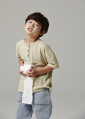 포토 JPG 스튜디오촬영 응시 남자 어린이라이프 어린이 회색배경 한명 소년 상반신 앞모습 고통 한국인 찡그림 배탈 두루마리화장지 복통 소년한명만 국내포토 1 라이프스타일 시선 감정 뷰포인트 백그라운드 실내 표정 사람 동양인 회색 화장지 질병 남자한명만 소년만 파일형식