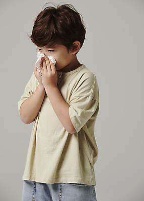 포토 JPG 스튜디오촬영 남자 어린이라이프 어린이 회색배경 한명 들기 소년 상반신 앞모습 한국인 화장지 감기 소년한명만 코풀기 국내포토 1 라이프스타일 뷰포인트 백그라운드 모션 실내 사람 동양인 회색 질병 남자한명만 소년만 파일형식