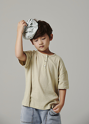 포토 JPG 스튜디오촬영 남자 어린이라이프 어린이 회색배경 한명 들기 소년 상반신 앞모습 눈감음 고통 한국인 찡그림 감기 얼음주머니 소년한명만 국내포토 1 라이프스타일 감정 뷰포인트 백그라운드 모션 실내 표정 사람 동양인 회색 질병 주머니 남자한명만 소년만 파일형식