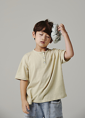 포토 JPG 스튜디오촬영 남자 어린이라이프 어린이 회색배경 한명 들기 소년 상반신 앞모습 눈감음 고통 한국인 찡그림 감기 얼음주머니 소년한명만 국내포토 1 라이프스타일 감정 뷰포인트 백그라운드 모션 실내 표정 사람 동양인 회색 질병 주머니 남자한명만 소년만 파일형식