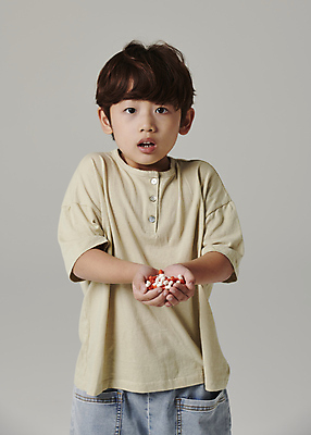포토 JPG 스튜디오촬영 응시 남자 어린이라이프 어린이 회색배경 한명 들기 소년 상반신 앞모습 알약 약 손들기 놀람 한국인 가득함 손모으기 소년한명만 국내포토 1 라이프스타일 시선 감정 뷰포인트 백그라운드 의학 모션 실내 표정 사람 동양인 손짓 회색 남자한명만 소년만 파일형식