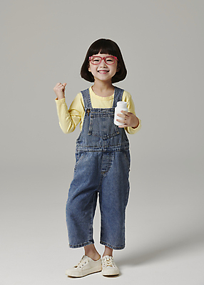 포토 JPG 스튜디오촬영 전신 응시 여자 어린이라이프 어린이 회색배경 한명 서기 미소 들기 소녀 앞모습 파이팅 주먹 한국인 약병 소녀한명만 국내포토 1 라이프스타일 시선 뷰포인트 백그라운드 모션 실내 표정 사람 동양인 약 회색 병_담는 여자한명만 소녀만 파일형식