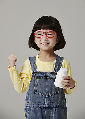 포토 JPG 스튜디오촬영 응시 여자 어린이라이프 안경 어린이 회색배경 한명 미소 들기 소녀 상반신 앞모습 파이팅 주먹 한국인 약병 소녀한명만 안경낌 국내포토 1 라이프스타일 시선 잡화 뷰포인트 백그라운드 모션 실내 표정 사람 동양인 약 회색 병_담는 여자한명만 소녀만 파일형식
