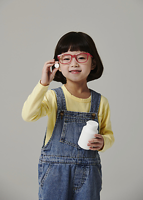 포토 JPG 스튜디오촬영 응시 여자 어린이라이프 안경 어린이 회색배경 한명 미소 들기 소녀 상반신 앞모습 알약 약 한국인 약병 소녀한명만 안경낌 국내포토 1 라이프스타일 시선 잡화 뷰포인트 백그라운드 의학 모션 실내 표정 사람 동양인 회색 병_담는 여자한명만 소녀만 파일형식
