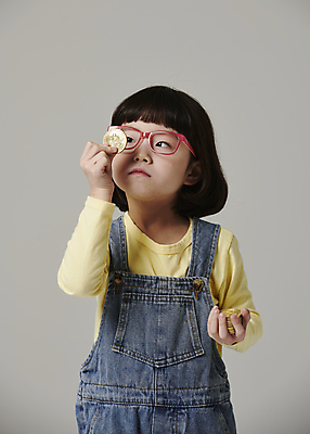 포토 JPG 스튜디오촬영 응시 여자 어린이라이프 안경 어린이 회색배경 한명 들기 소녀 상반신 앞모습 모형 한국인 관찰 소녀한명만 안경낌 가상화폐 국내포토 1 라이프스타일 시선 잡화 뷰포인트 백그라운드 돈 모션 실내 사람 동양인 회색 여자한명만 소녀만 파일형식
