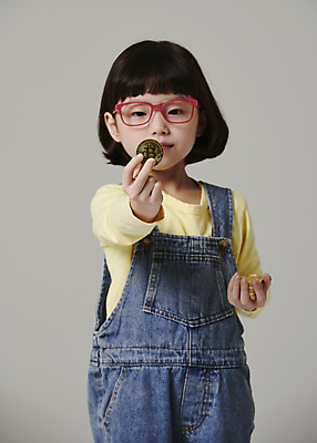 포토 JPG 스튜디오촬영 응시 여자 어린이라이프 안경 어린이 회색배경 한명 들기 소녀 상반신 앞모습 모형 한국인 관찰 보여주기 소녀한명만 안경낌 가상화폐 국내포토 1 라이프스타일 시선 잡화 뷰포인트 백그라운드 돈 모션 실내 사람 동양인 회색 여자한명만 소녀만 파일형식