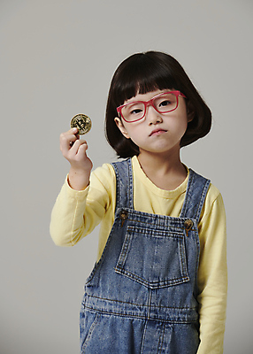 포토 JPG 스튜디오촬영 응시 여자 어린이라이프 안경 어린이 회색배경 한명 들기 소녀 상반신 앞모습 모형 한국인 소녀한명만 안경낌 가상화폐 국내포토 1 라이프스타일 시선 잡화 뷰포인트 백그라운드 돈 모션 실내 사람 동양인 회색 여자한명만 소녀만 파일형식