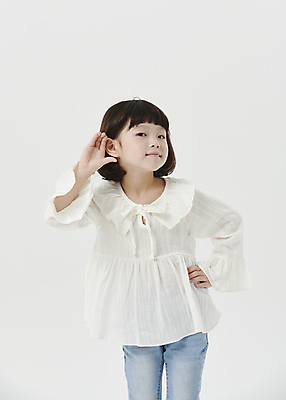 포토 JPG 스튜디오촬영 응시 여자 어린이라이프 어린이 허리손 포즈 한명 미소 소녀 상반신 앞모습 듣기 한국인 흰배경 소녀한명만 국내포토 1 라이프스타일 시선 뷰포인트 백그라운드 모션 실내 표정 사람 동양인 흰색 여자한명만 소녀만 파일형식