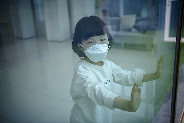 포토 JPG 응시 여자 어린이라이프 어린이 창문 실내 마스크 한명 소녀 상반신 옆모습 한국인 손뻗기 소녀한명만 미세먼지 코로나바이러스 코로나블루 델타변이바이러스 국내포토 1 라이프스타일 시선 뷰포인트 모션 사람 동양인 내부 바이러스 먼지 신조어 여자한명만 소녀만 파일형식