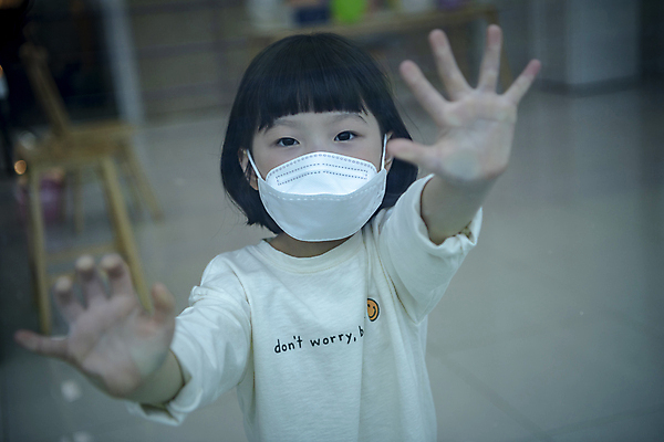 포토 JPG 응시 여자 어린이라이프 어린이 창문 실내 마스크 한명 소녀 상반신 앞모습 아웃포커스 한국인 손뻗기 소녀한명만 미세먼지 코로나바이러스 코로나블루 델타변이바이러스 국내포토 1 라이프스타일 시선 뷰포인트 모션 촬영기법 사람 동양인 내부 바이러스 먼지 신조어 여자한명만 소녀만 파일형식