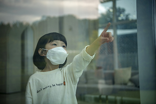 포토 JPG 응시 여자 어린이라이프 어린이 창문 실내 마스크 한명 소녀 상반신 앞모습 반사 한국인 가리킴 손뻗기 소녀한명만 미세먼지 코로나바이러스 코로나블루 델타변이바이러스 국내포토 1 라이프스타일 시선 뷰포인트 모션 사람 동양인 손짓 내부 바이러스 먼지 신조어 여자한명만 소녀만 파일형식