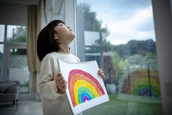 포토 JPG 응시 여자 어린이라이프 어린이 무지개 창문 실내 한명 들기 소녀 상반신 옆모습 반사 한국인 올려보기 스케치북 아쉬움 소녀한명만 미세먼지 코로나바이러스 코로나블루 델타변이바이러스 국내포토 자연요소 1 라이프스타일 시선 감정 뷰포인트 모션 학용품 사람 동양인 내부 바이러스 먼지 신조어 여자한명만 소녀만 파일형식