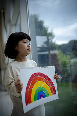 포토 JPG 응시 여자 어린이라이프 어린이 무지개 창문 실내 한명 들기 소녀 상반신 옆모습 반사 한국인 스케치북 아쉬움 소녀한명만 미세먼지 코로나바이러스 코로나블루 델타변이바이러스 국내포토 자연요소 1 라이프스타일 시선 감정 뷰포인트 모션 학용품 사람 동양인 내부 바이러스 먼지 신조어 여자한명만 소녀만 파일형식