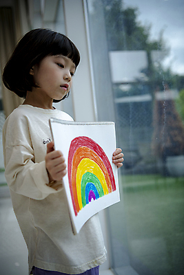 포토 JPG 응시 여자 어린이라이프 어린이 무지개 창문 실내 한명 들기 소녀 상반신 옆모습 한국인 스케치북 아쉬움 소녀한명만 미세먼지 코로나바이러스 코로나블루 델타변이바이러스 국내포토 자연요소 1 라이프스타일 시선 감정 뷰포인트 모션 학용품 사람 동양인 내부 바이러스 먼지 신조어 여자한명만 소녀만 파일형식