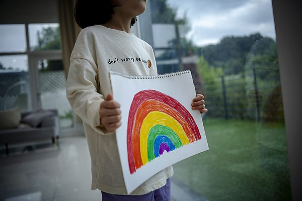 포토 JPG 여자 어린이라이프 어린이 무지개 창문 실내 한명 들기 소녀 상반신 옆모습 한국인 스케치북 아쉬움 소녀한명만 미세먼지 코로나바이러스 코로나블루 델타변이바이러스 국내포토 자연요소 1 라이프스타일 감정 뷰포인트 모션 학용품 사람 동양인 내부 바이러스 먼지 신조어 여자한명만 소녀만 파일형식