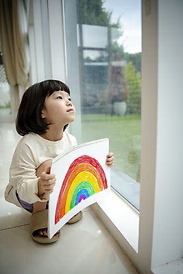 포토 JPG 응시 여자 어린이라이프 어린이 무지개 창문 실내 한명 들기 소녀 옆모습 한국인 올려보기 스케치북 웅크림 아쉬움 소녀한명만 미세먼지 코로나바이러스 코로나블루 델타변이바이러스 국내포토 자연요소 1 라이프스타일 시선 감정 뷰포인트 모션 학용품 사람 동양인 내부 바이러스 먼지 신조어 여자한명만 소녀만 파일형식