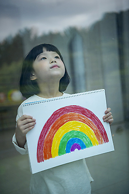 포토 JPG 응시 여자 어린이라이프 어린이 무지개 창문 실내 한명 들기 소녀 상반신 앞모습 반사 한국인 올려보기 스케치북 아쉬움 소녀한명만 미세먼지 코로나바이러스 코로나블루 델타변이바이러스 국내포토 자연요소 1 라이프스타일 시선 감정 뷰포인트 모션 학용품 사람 동양인 내부 바이러스 먼지 신조어 여자한명만 소녀만 파일형식