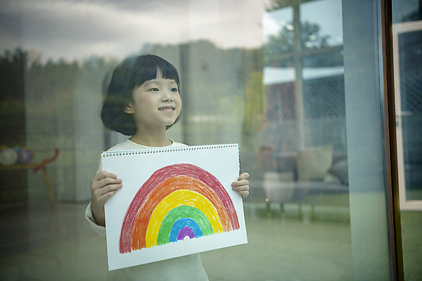 포토 JPG 응시 여자 어린이라이프 어린이 무지개 창문 실내 한명 미소 들기 소녀 상반신 앞모습 옆모습 반사 한국인 스케치북 소녀한명만 미세먼지 코로나바이러스 코로나블루 델타변이바이러스 국내포토 자연요소 1 라이프스타일 시선 뷰포인트 모션 학용품 표정 사람 동양인 내부 바이러스 먼지 신조어 여자한명만 소녀만 파일형식