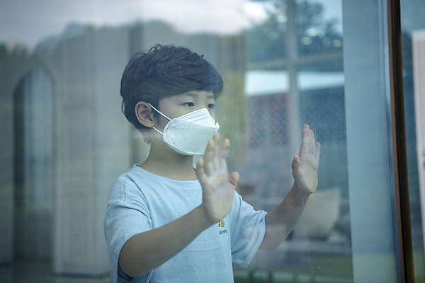 포토 JPG 응시 남자 어린이라이프 어린이 창문 실내 마스크 한명 소년 상반신 옆모습 반사 한국인 손뻗기 소년한명만 미세먼지 코로나바이러스 코로나블루 델타변이바이러스 국내포토 1 라이프스타일 시선 뷰포인트 모션 사람 동양인 내부 바이러스 먼지 신조어 남자한명만 소년만 파일형식