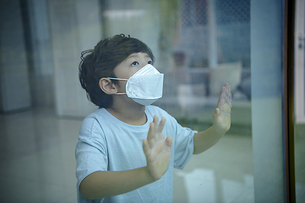 포토 JPG 응시 남자 어린이라이프 어린이 창문 실내 마스크 한명 소년 상반신 옆모습 반사 한국인 올려보기 손뻗기 소년한명만 미세먼지 코로나바이러스 코로나블루 델타변이바이러스 국내포토 1 라이프스타일 시선 뷰포인트 모션 사람 동양인 내부 바이러스 먼지 신조어 남자한명만 소년만 파일형식