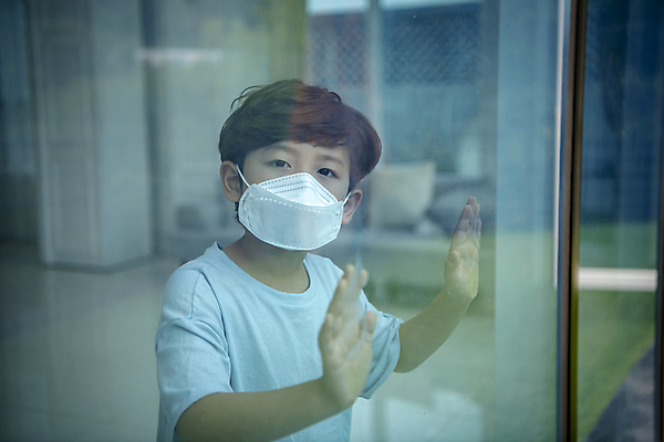 포토 JPG 응시 남자 어린이라이프 어린이 창문 실내 마스크 한명 소년 상반신 옆모습 반사 한국인 소년한명만 미세먼지 코로나바이러스 코로나블루 델타변이바이러스 국내포토 1 라이프스타일 시선 뷰포인트 사람 동양인 내부 바이러스 먼지 신조어 남자한명만 소년만 파일형식