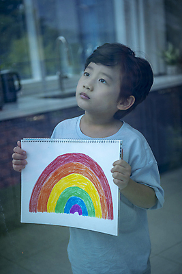 포토 JPG 응시 남자 어린이라이프 어린이 무지개 창문 실내 한명 들기 소년 상반신 앞모습 옆모습 한국인 올려보기 스케치북 아쉬움 소년한명만 미세먼지 코로나바이러스 코로나블루 델타변이바이러스 국내포토 자연요소 1 라이프스타일 시선 감정 뷰포인트 모션 학용품 사람 동양인 내부 바이러스 먼지 신조어 남자한명만 소년만 파일형식