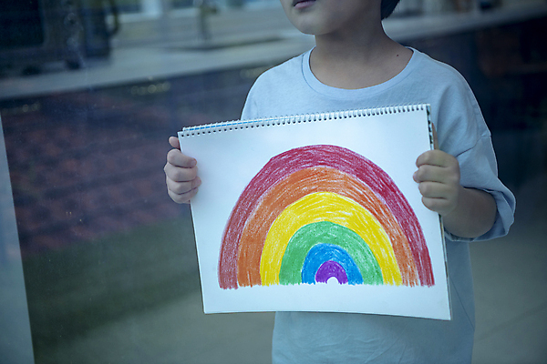 포토 JPG 남자 어린이라이프 어린이 무지개 창문 실내 한명 들기 소년 상반신 앞모습 옆모습 한국인 스케치북 소년한명만 미세먼지 코로나바이러스 코로나블루 델타변이바이러스 국내포토 자연요소 1 라이프스타일 뷰포인트 모션 학용품 사람 동양인 내부 바이러스 먼지 신조어 남자한명만 소년만 파일형식