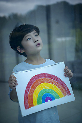 포토 JPG 응시 남자 어린이라이프 어린이 무지개 창문 실내 한명 들기 소년 상반신 앞모습 반사 한국인 올려보기 스케치북 아쉬움 소년한명만 미세먼지 코로나바이러스 코로나블루 델타변이바이러스 국내포토 자연요소 1 라이프스타일 시선 감정 뷰포인트 모션 학용품 사람 동양인 내부 바이러스 먼지 신조어 남자한명만 소년만 파일형식