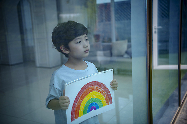 포토 JPG 응시 남자 어린이라이프 어린이 무지개 창문 실내 한명 들기 소년 상반신 옆모습 반사 한국인 스케치북 아쉬움 소년한명만 미세먼지 코로나바이러스 코로나블루 델타변이바이러스 국내포토 자연요소 1 라이프스타일 시선 감정 뷰포인트 모션 학용품 사람 동양인 내부 바이러스 먼지 신조어 남자한명만 소년만 파일형식