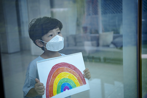 포토 JPG 응시 남자 어린이라이프 어린이 무지개 창문 실내 마스크 한명 들기 소년 상반신 옆모습 한국인 올려보기 스케치북 아쉬움 소년한명만 미세먼지 코로나바이러스 코로나블루 델타변이바이러스 국내포토 자연요소 1 라이프스타일 시선 감정 뷰포인트 모션 학용품 사람 동양인 내부 바이러스 먼지 신조어 남자한명만 소년만 파일형식