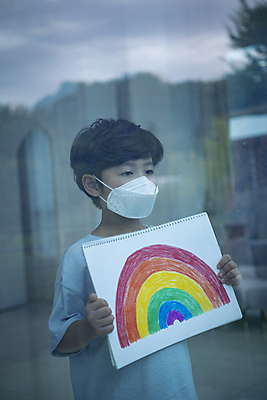 포토 JPG 응시 남자 어린이라이프 어린이 무지개 창문 실내 마스크 한명 들기 소년 상반신 옆모습 반사 한국인 스케치북 아쉬움 소년한명만 미세먼지 코로나바이러스 코로나블루 델타변이바이러스 국내포토 자연요소 1 라이프스타일 시선 감정 뷰포인트 모션 학용품 사람 동양인 내부 바이러스 먼지 신조어 남자한명만 소년만 파일형식