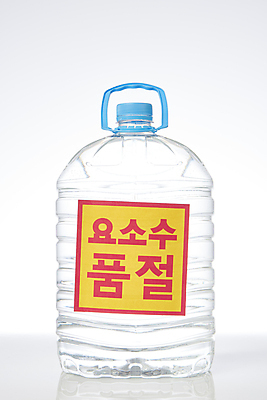 포토 JPG 스튜디오촬영 실내 사람없음 사회이슈 흰배경 기름통 디젤 폭등 품절 요소수 품귀현상 국내포토 백그라운드 컨셉 통 내부 쇼핑 흰색 상승 파일형식