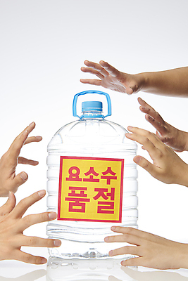 포토 JPG 스튜디오촬영 손 자동차 신체부위 경쟁 사회이슈 흰배경 손뻗기 간절함 디젤 폭등 품절 요소수 품귀현상 국내포토 육상교통 백그라운드 컨셉 모션 실내 사람 쇼핑 흰색 상승 파일형식