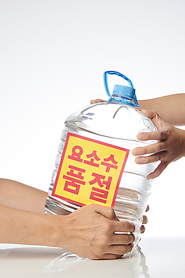 포토 JPG 주간 스튜디오촬영 손 실내 야외 신체부위 잡기 사회이슈 흰배경 싸움 주차장 기름통 디젤 폭등 품절 뺏기 요소수 품귀현상 국내포토 자연요소 백그라운드 컨셉 모션 통 사람 내부 쇼핑 흰색 상승 파일형식