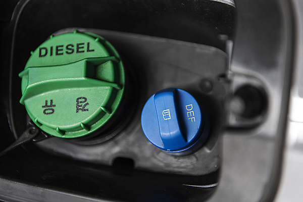 포토 JPG 주간 자동차 근접촬영 사람없음 야외 소프트포커스 사회이슈 주차장 디젤 주유구 투입구 요소수 국내포토 자연요소 육상교통 뷰포인트 컨셉 촬영기법 파일형식