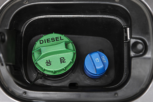 포토 JPG 주간 자동차 사람없음 야외 사회이슈 주차장 디젤 주유구 투입구 요소수 국내포토 자연요소 육상교통 컨셉 파일형식