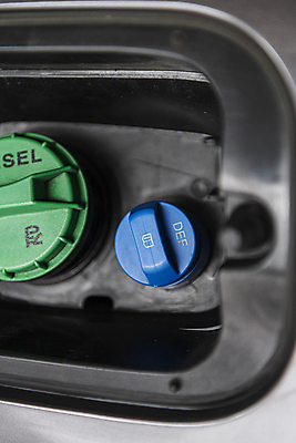 포토 JPG 주간 자동차 근접촬영 사람없음 야외 사회이슈 주차장 디젤 주유구 투입구 요소수 국내포토 자연요소 육상교통 뷰포인트 컨셉 파일형식