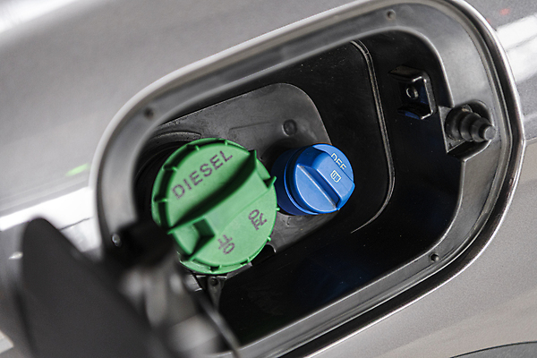 포토 JPG 주간 자동차 사람없음 야외 오픈 소프트포커스 사회이슈 주차장 디젤 주유구 투입구 요소수 국내포토 자연요소 육상교통 컨셉 촬영기법 파일형식