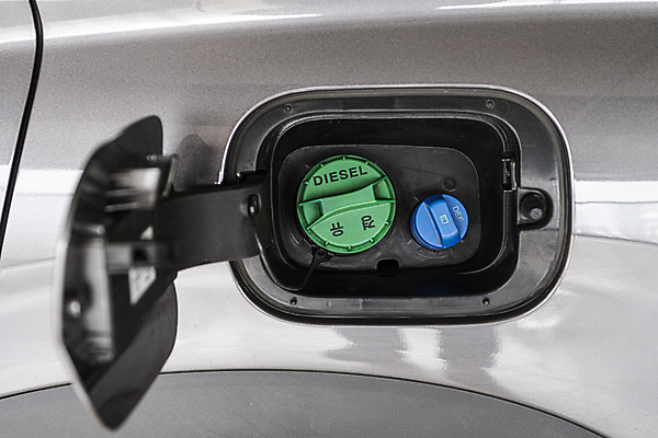 포토 JPG 주간 자동차 사람없음 야외 오픈 사회이슈 주차장 디젤 주유구 투입구 요소수 국내포토 자연요소 육상교통 컨셉 파일형식