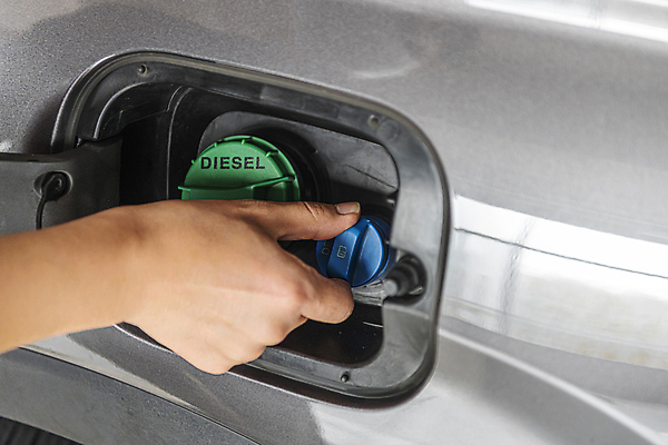 포토 JPG 주간 손 자동차 야외 신체부위 뚜껑 잡기 사회이슈 주차장 디젤 주유구 투입구 요소수 국내포토 자연요소 육상교통 컨셉 모션 사람 파일형식