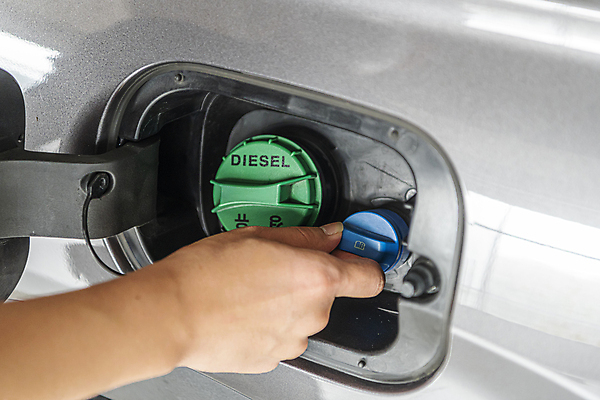 포토 JPG 주간 손 자동차 야외 신체부위 뚜껑 잡기 차 사회이슈 주차장 디젤 주유구 투입구 요소수 국내포토 자연요소 음료 육상교통 컨셉 모션 사람 파일형식