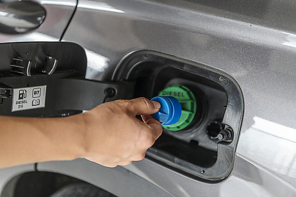 포토 JPG 주간 손 자동차 야외 신체부위 뚜껑 잡기 오픈 사회이슈 주차장 디젤 주유구 투입구 요소수 국내포토 자연요소 육상교통 컨셉 모션 사람 파일형식