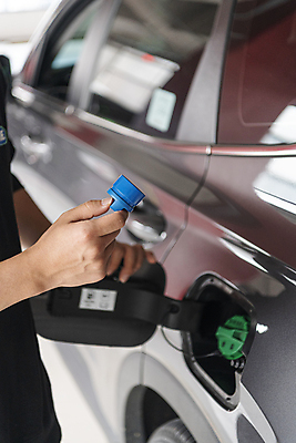 포토 JPG 주간 손 자동차 야외 신체부위 뚜껑 잡기 오픈 사회이슈 주차장 디젤 이슈 주유구 투입구 요소수 국내포토 자연요소 육상교통 컨셉 모션 사람 파일형식