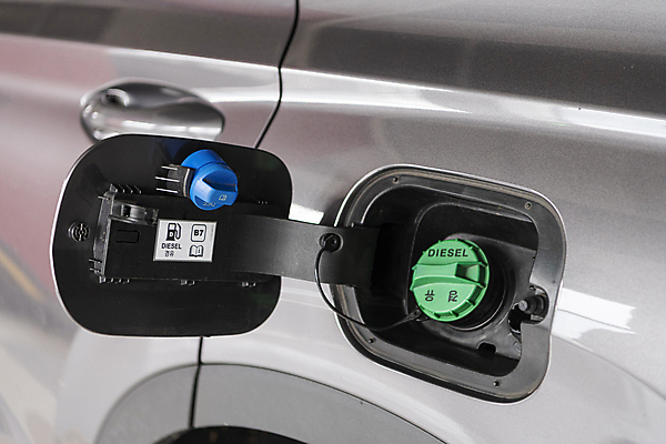 포토 JPG 주간 자동차 사람없음 야외 오픈 사회이슈 주차장 디젤 이슈 주유구 투입구 요소수 국내포토 자연요소 육상교통 컨셉 파일형식